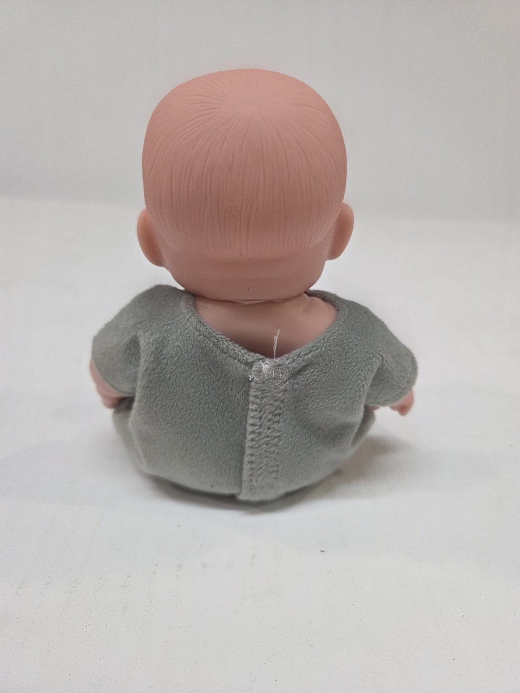 Título
Muñeco Bebé en Miniatura con Pelele Gris (11 cm / 4,5 pulgadas)