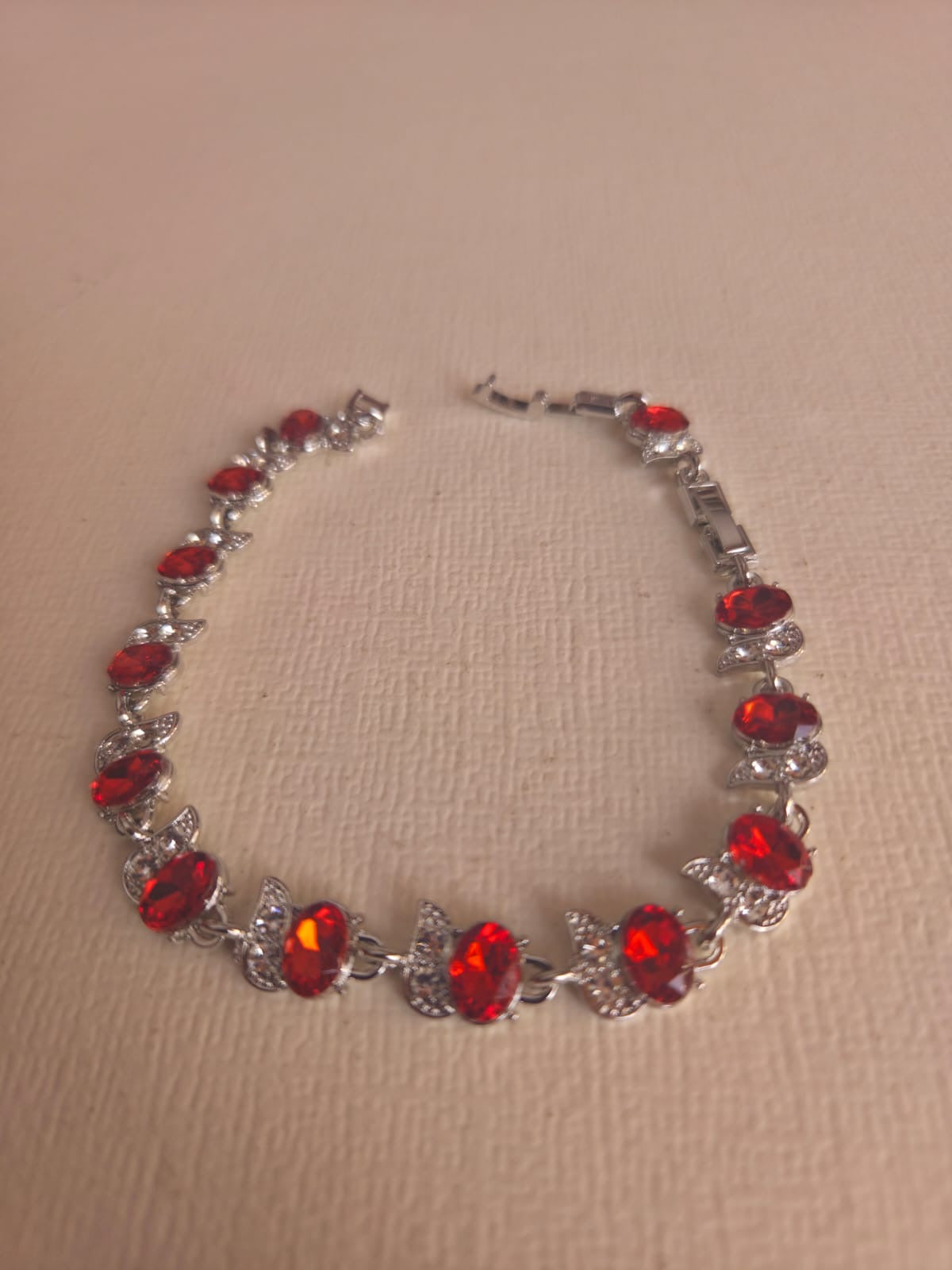 Pulsera Elegance de Cristales Ovalados en Rojo Rubí y Plateado