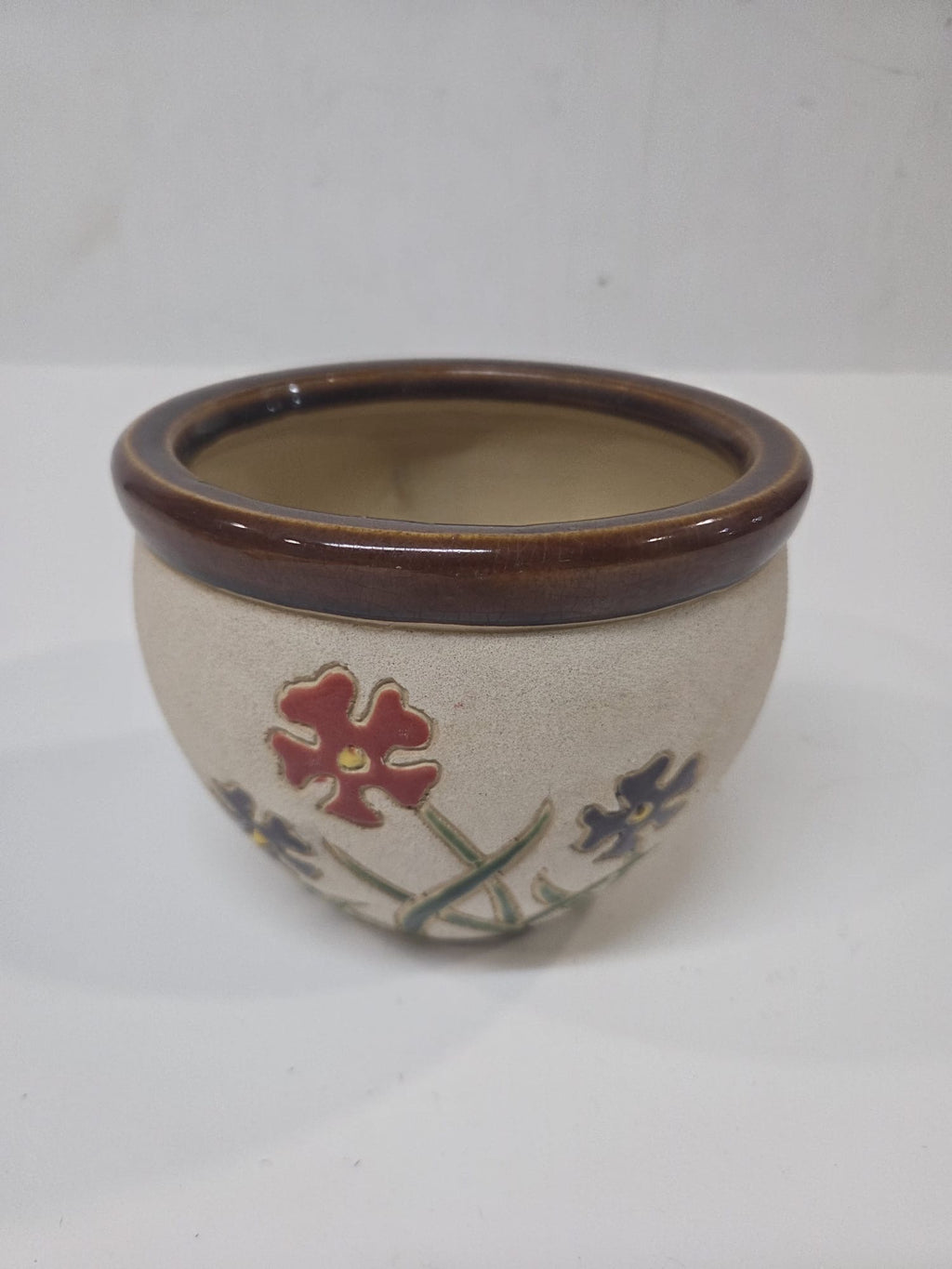 Maceta Artesanal de Cerámica con Flores en Relieve