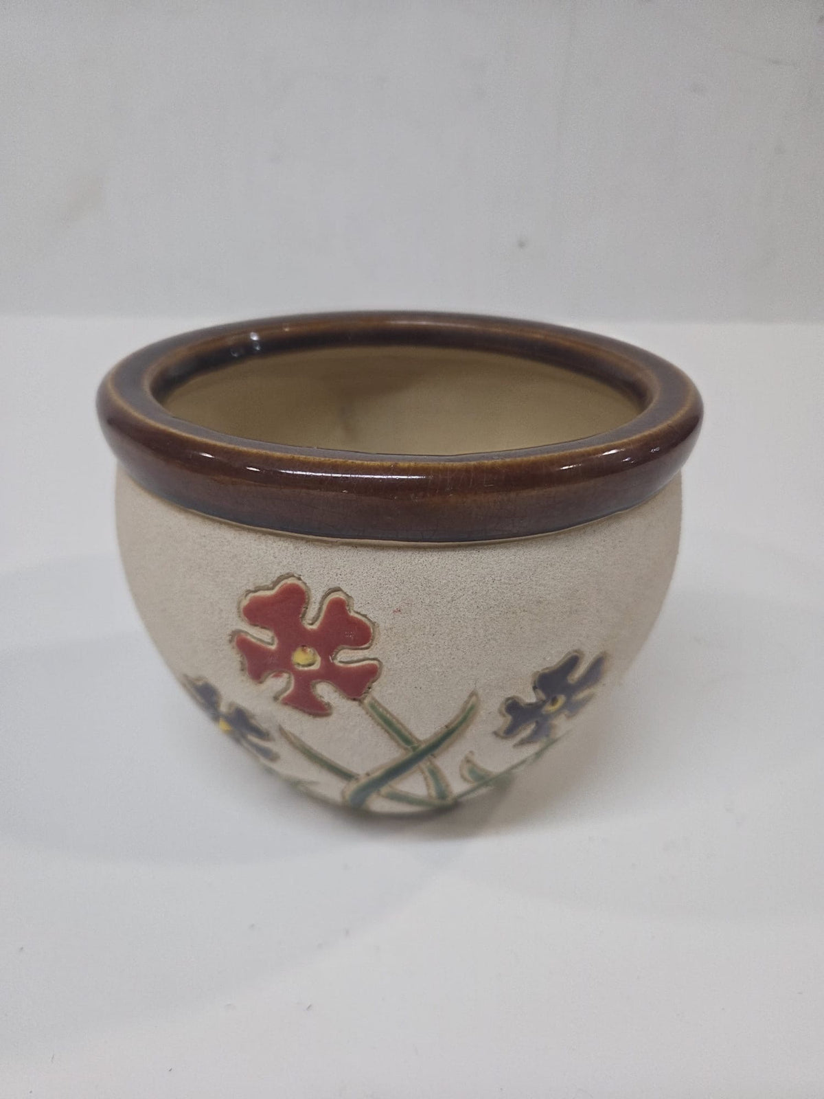Maceta Artesanal de Cerámica con Flores en Relieve