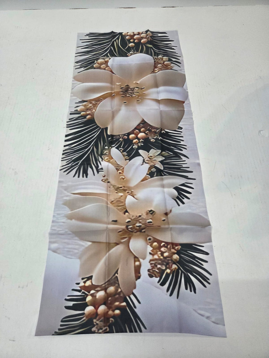 Camino de Mesa Navideño «Elegancia Botánica» con Magnolias Blancas y Piñas de Pino