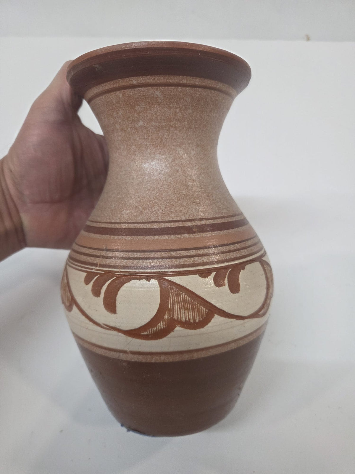 Jarrón Artesanal de Cerámica de Barro Pintado a Mano - Estilo Rústico Vintage (18 cm)