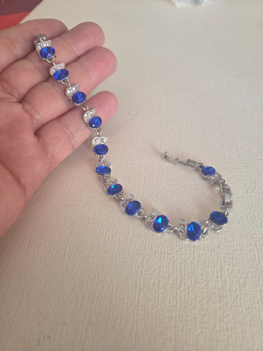 Pulsera Elegance de Cristales Ovalados en Azul Zafiro y Plateado