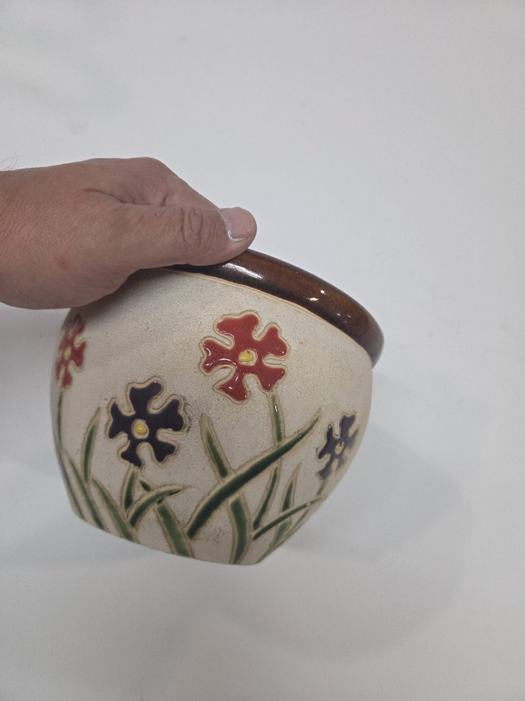 Maceta Artesanal de Cerámica con Flores en Relieve