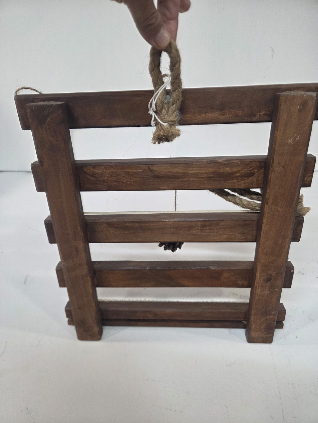 Adorno de Pared Rústico de Madera, Cuerda de Yute y Piñas (Estilo Rústico / Navideño)