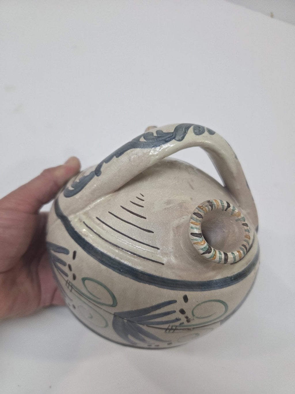 Botijo Antiguo de Cerámica Artesanal de Segorbe – Firmado V. Gil (18 cm)