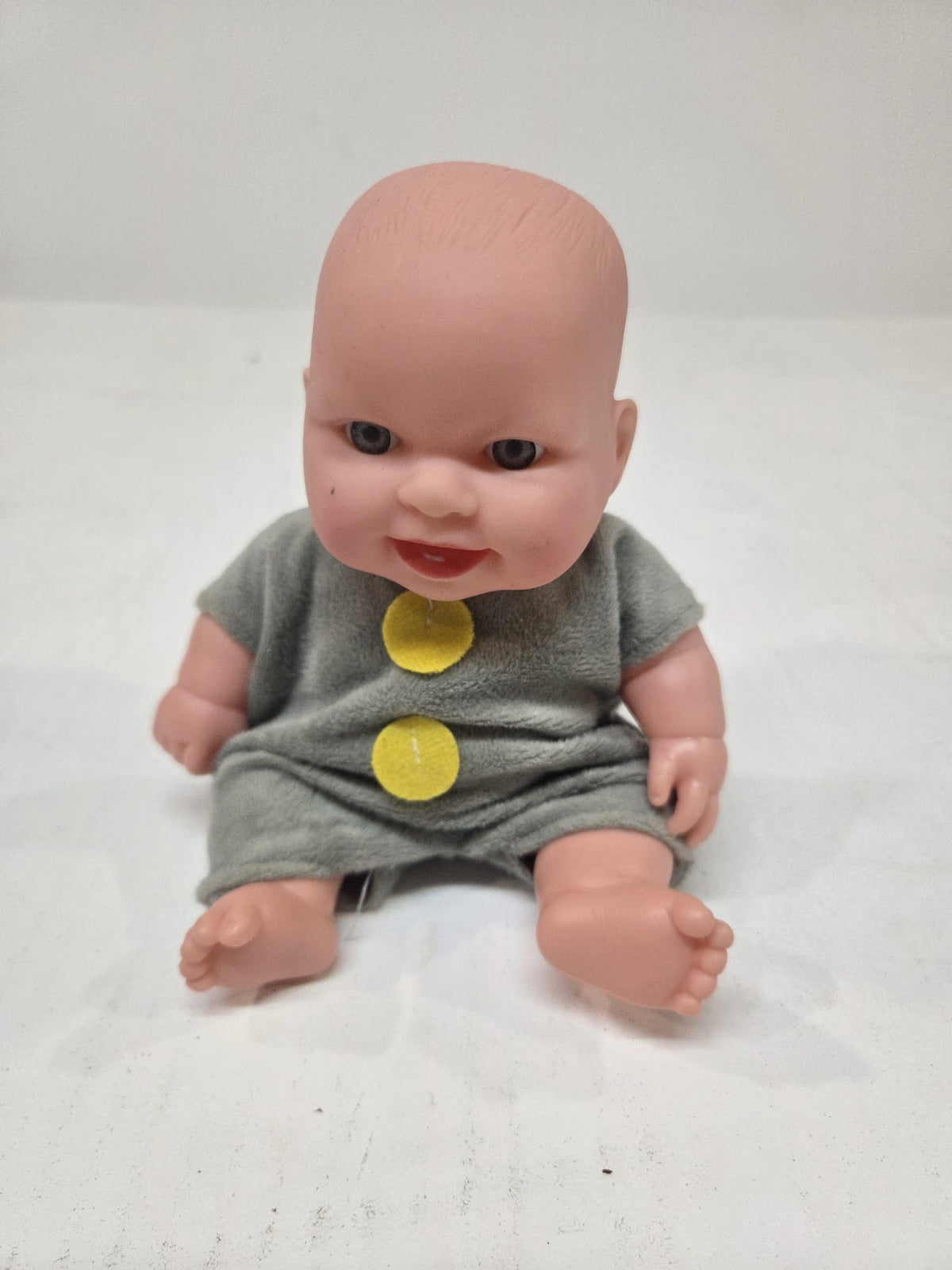 Título
Muñeco Bebé en Miniatura con Pelele Gris (11 cm / 4,5 pulgadas)