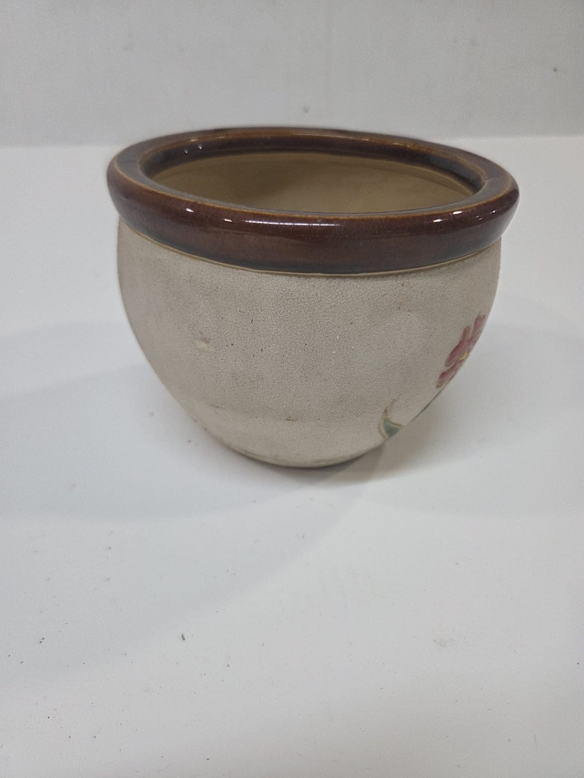 Maceta Artesanal de Cerámica con Flores en Relieve