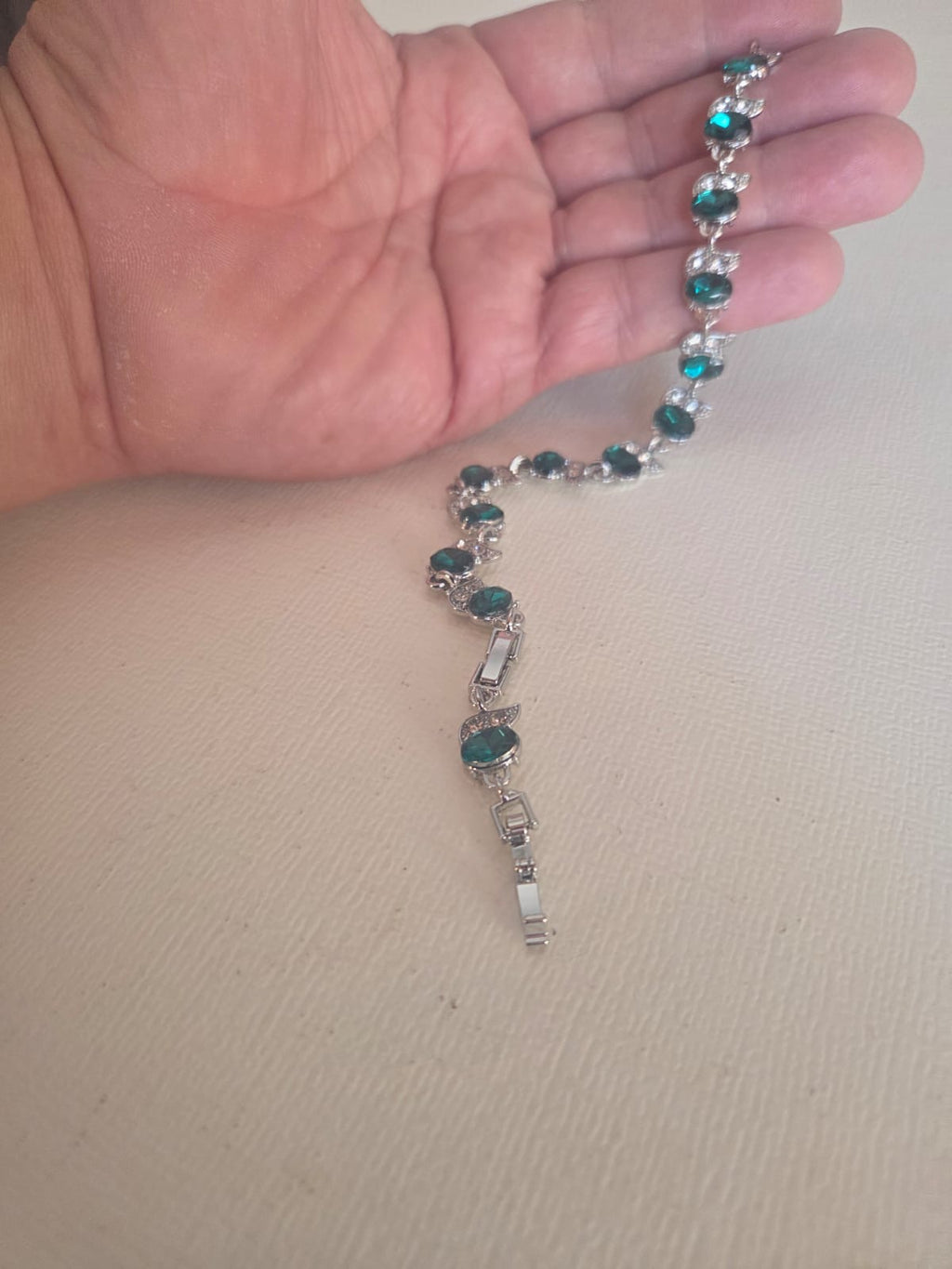 Pulsera Elegance de Cristales Ovalados en Verde Esmeralda y Plateado