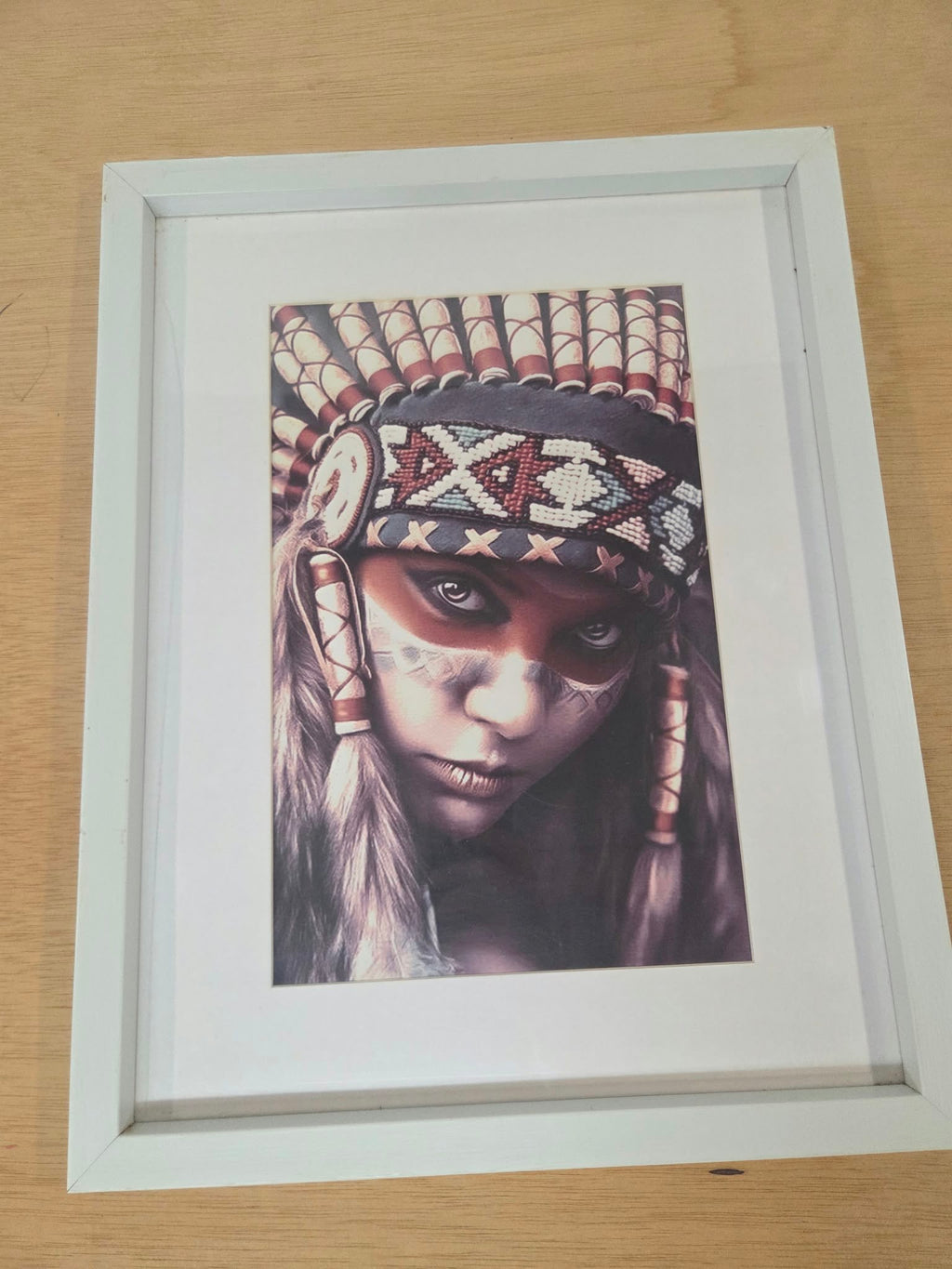 Cuadro Decorativo Retrato Indígena / Nativa Americana con Marco Blanco (32x47 cm)