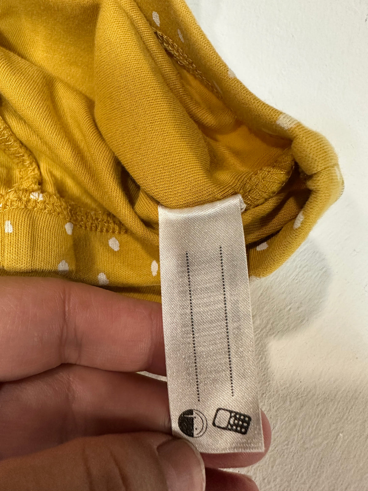 Leggings / Pantalón de bebé mostaza con lunares blancos (Talla aprox. 6-12 meses)