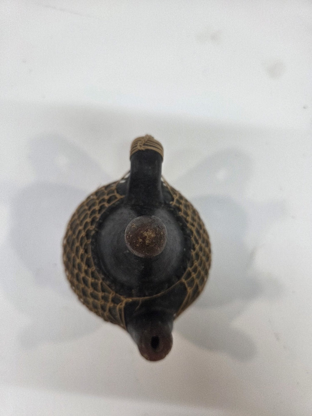 Tetera Artesanal Miniatura de Barro Negro y Red de Fibra Natural – Pieza Etno-Decorativa