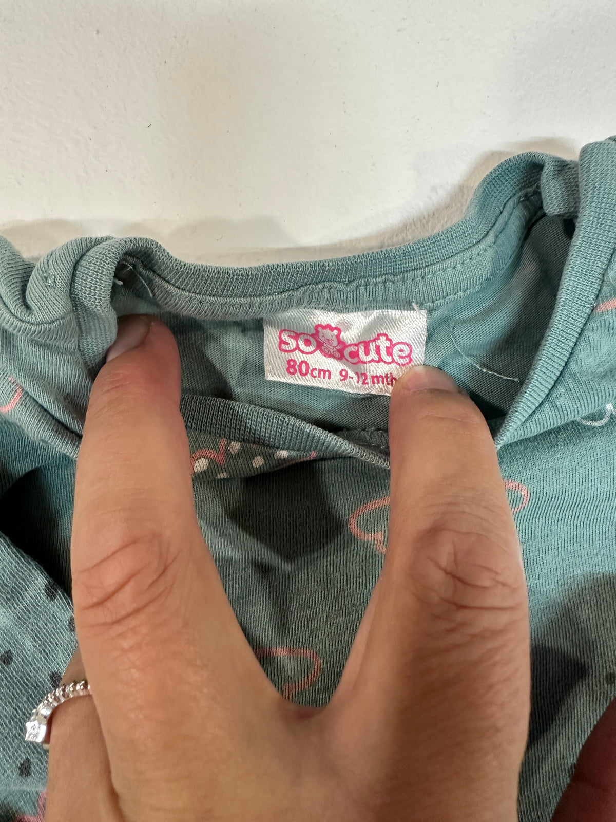 Camiseta Manga Larga Bebé "So Cute" (Talla 9-12 Meses / 80 cm) – Verde con Estampado de Nubes