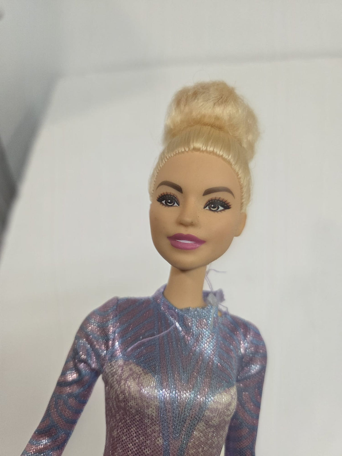 Muñeca Barbie Gimnasta Rítmica / Gimnasia Artística Mattel 2016 – Maillot Metalizado Morado