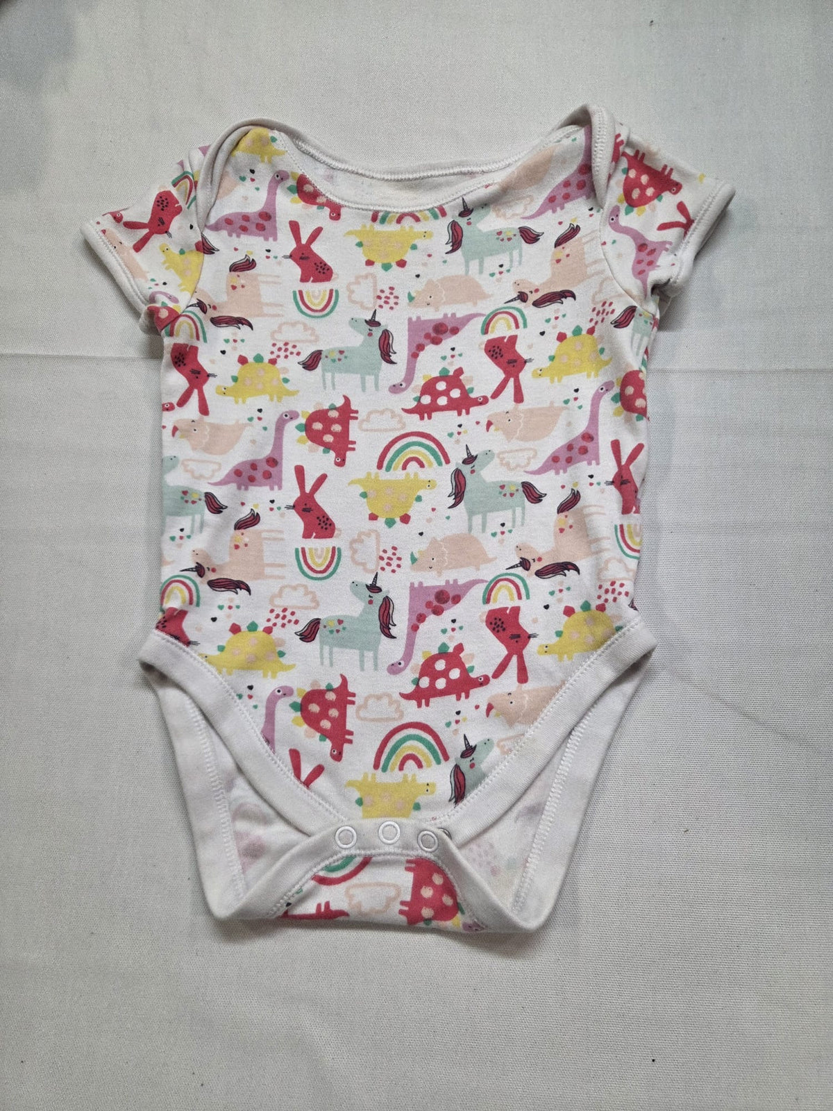 Body Bebé Manga Corta - Estampado Dinosaurios y Unicornios⁠
