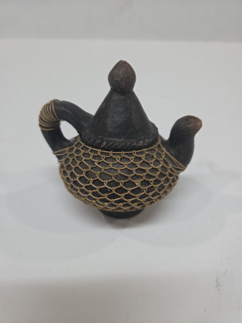 Tetera Artesanal Miniatura de Barro Negro y Red de Fibra Natural – Pieza Etno-Decorativa