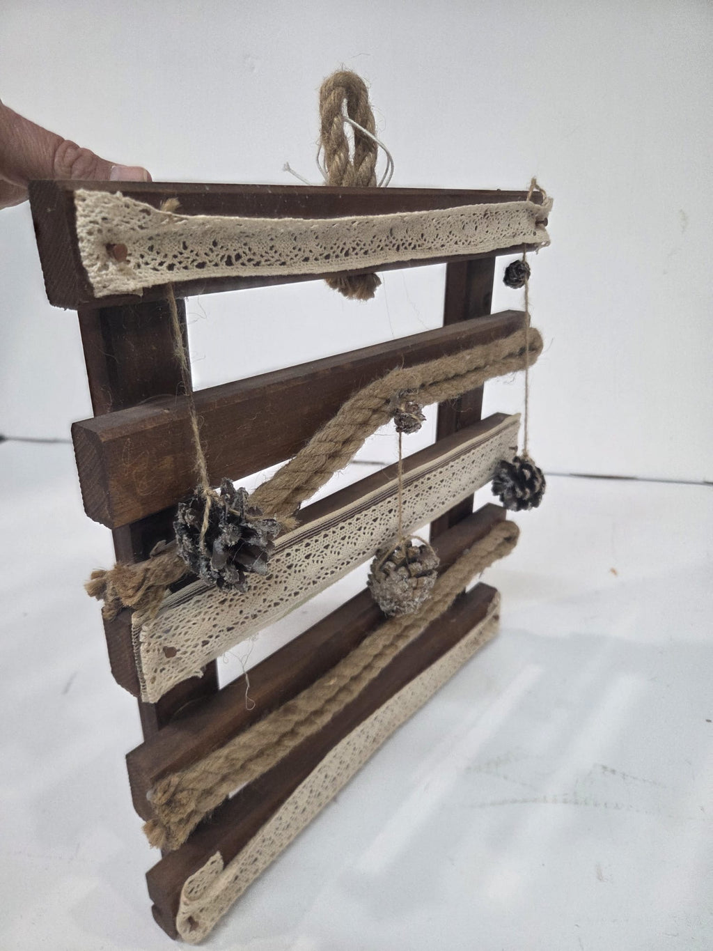 Adorno de Pared Rústico de Madera, Cuerda de Yute y Piñas (Estilo Rústico / Navideño)