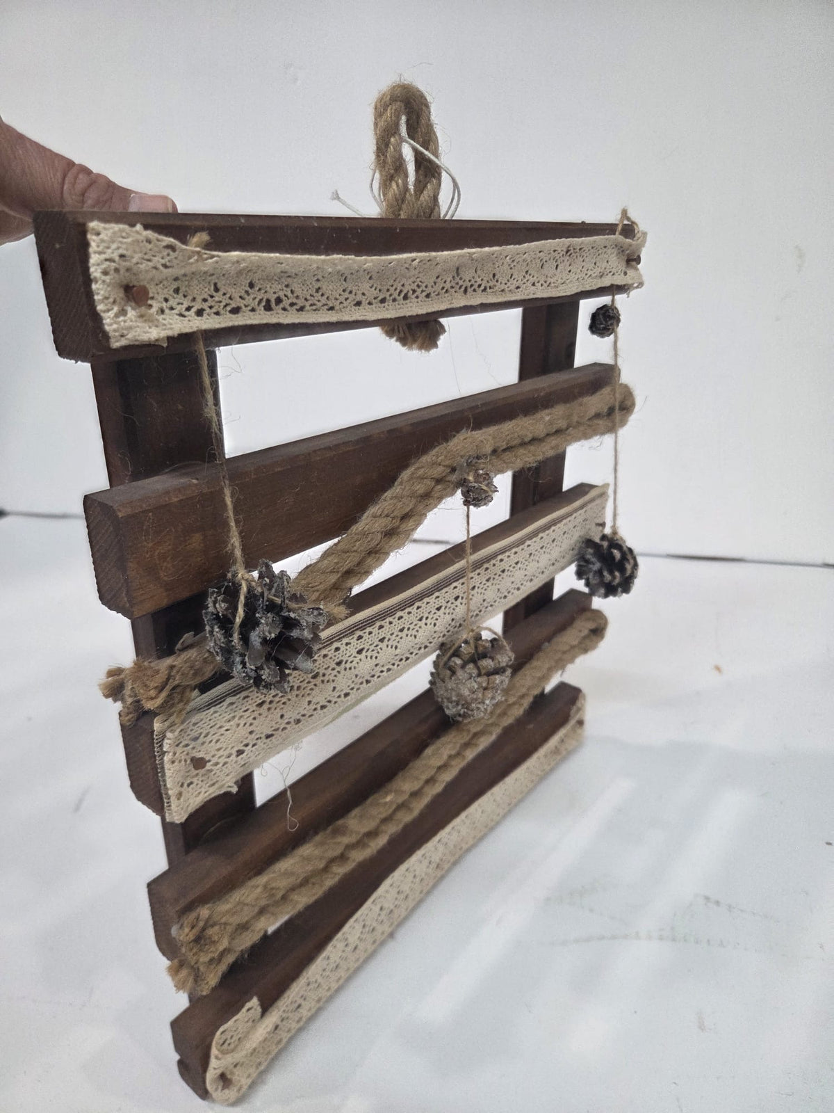 Adorno de Pared Rústico de Madera, Cuerda de Yute y Piñas (Estilo Rústico / Navideño)