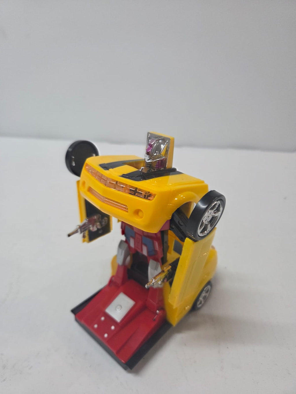 Auto Transformer Eléctrico con Luz LED y Sonido – Auto de Carreras Convertible en Robot