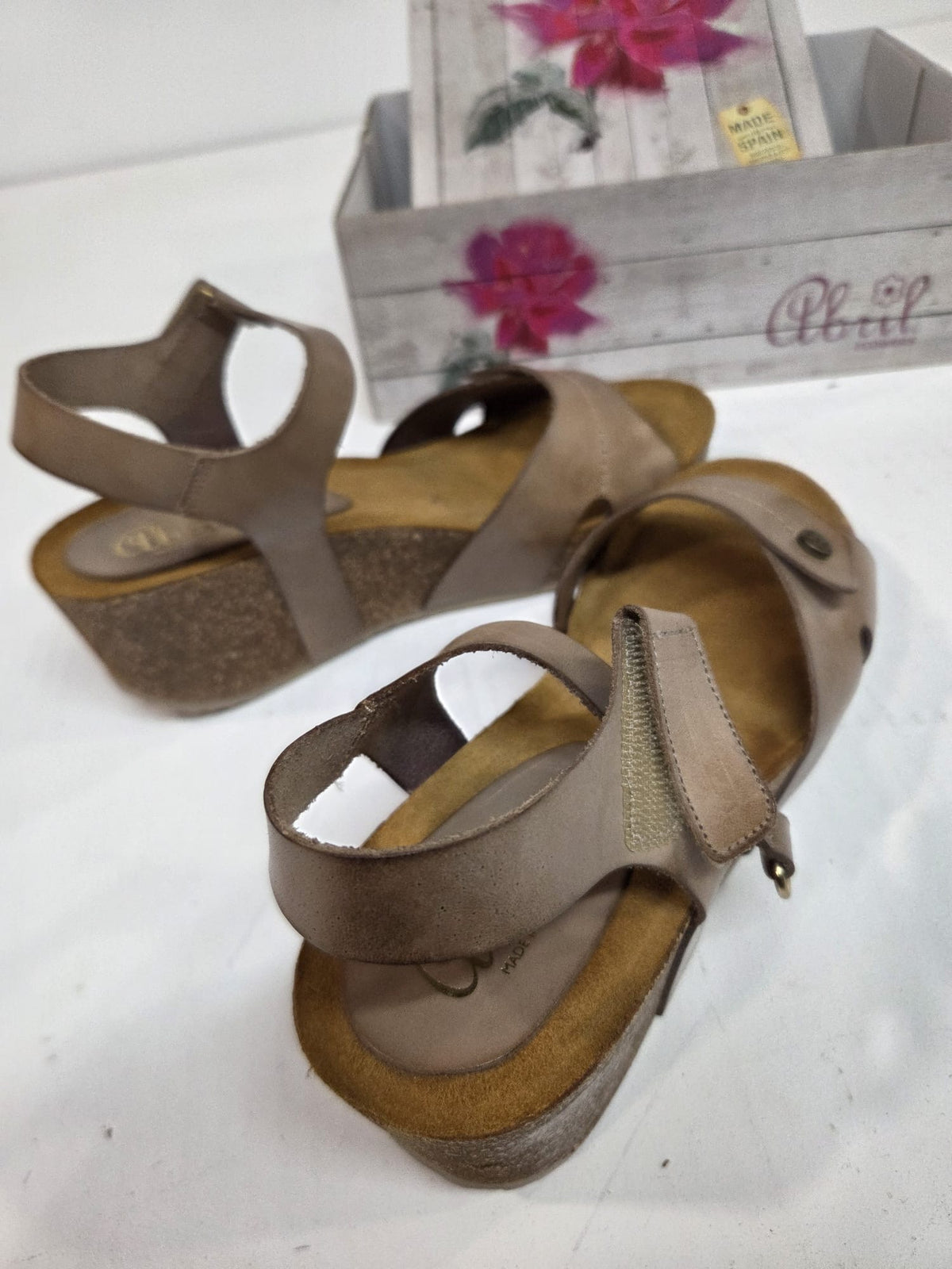 Sandalia Cuña Piel Vaquetilla Piedra – Made in Spain