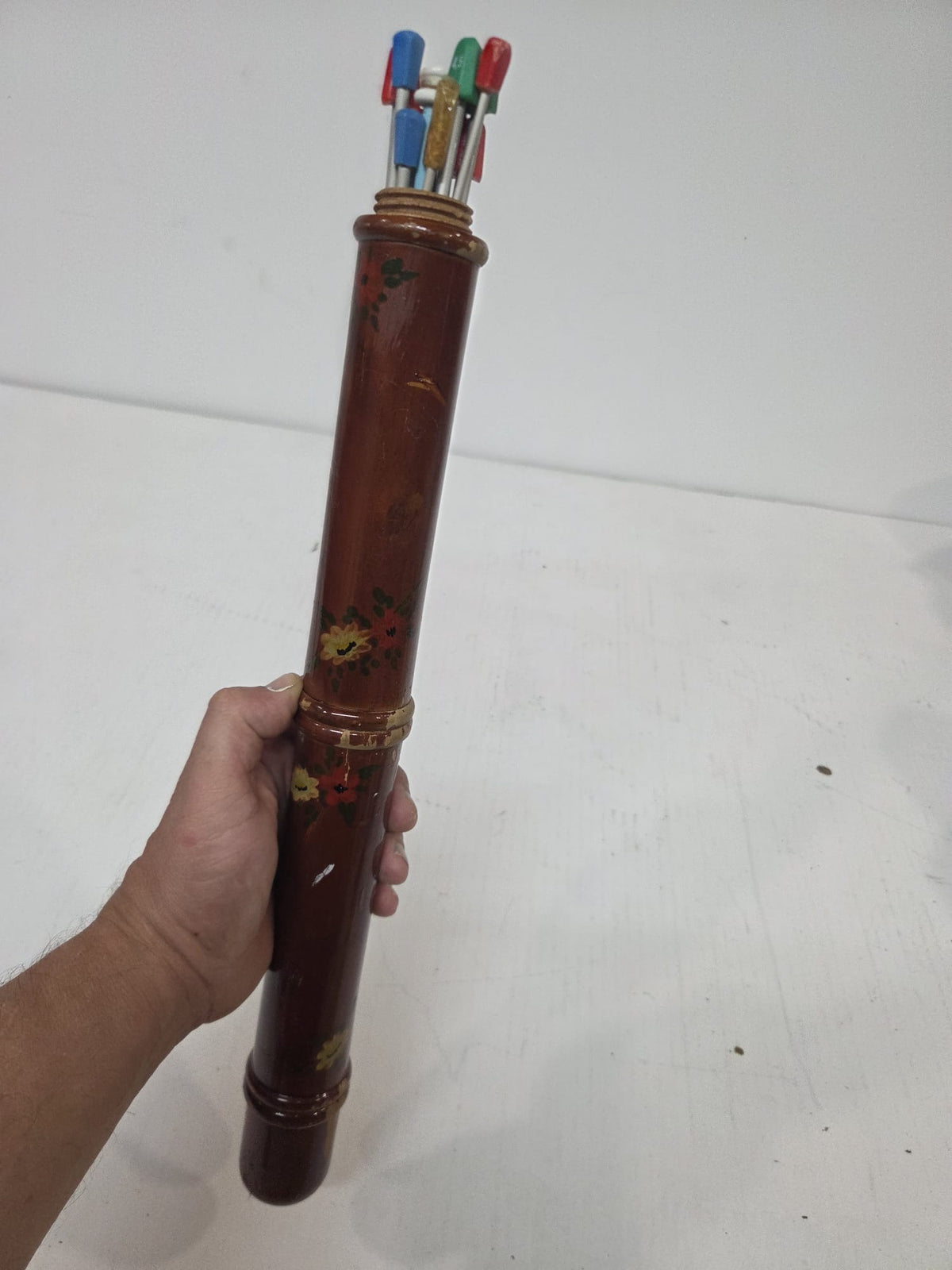 Estuche Guardagujas Vintage de Madera Pintada a Mano + Set de Agujas de Tejer Variadas