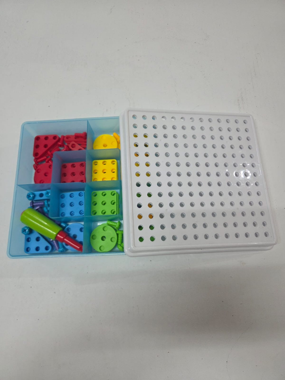 Juego de Construcción Infantil con Tornillos, Piezas de Colores y Destornillador (STEM)