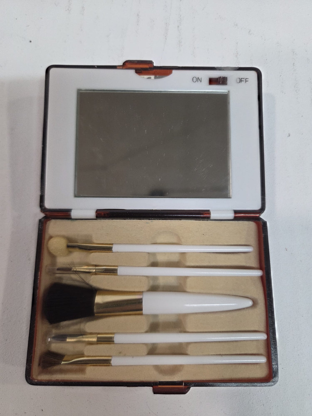 Set de brochas de maquillaje vintage con estuche carey y espejo con luz