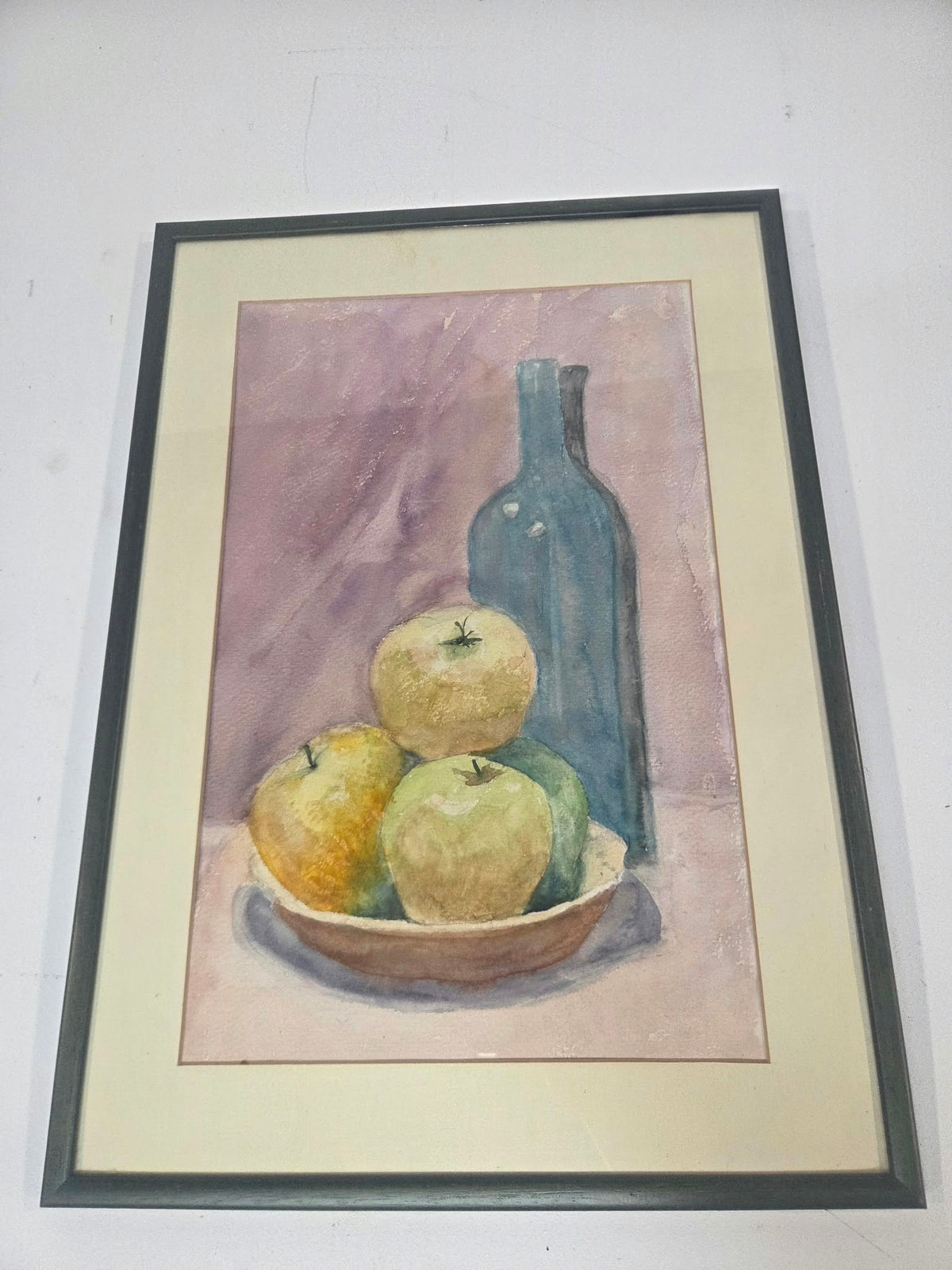 Acuarela original - Bodegón con Manzanas y Botella Azul (Enmarcado)