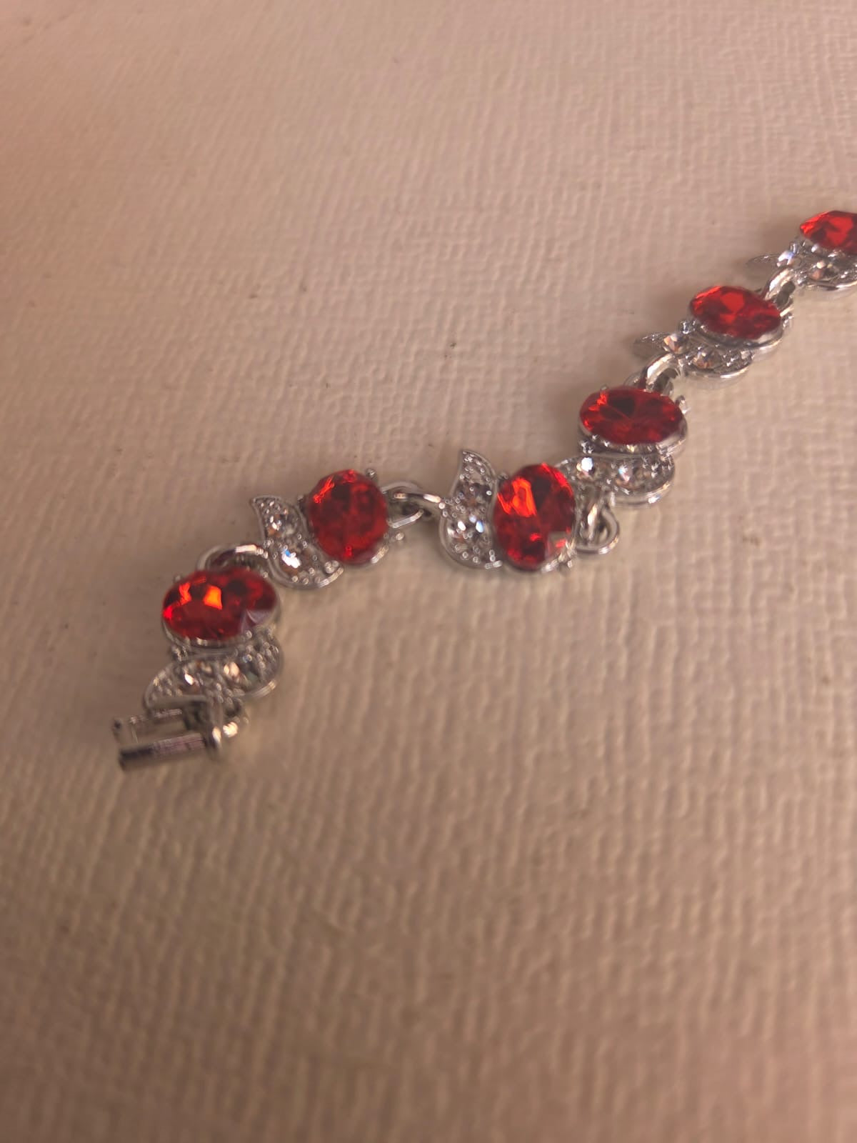 Pulsera Elegance de Cristales Ovalados en Rojo Rubí y Plateado