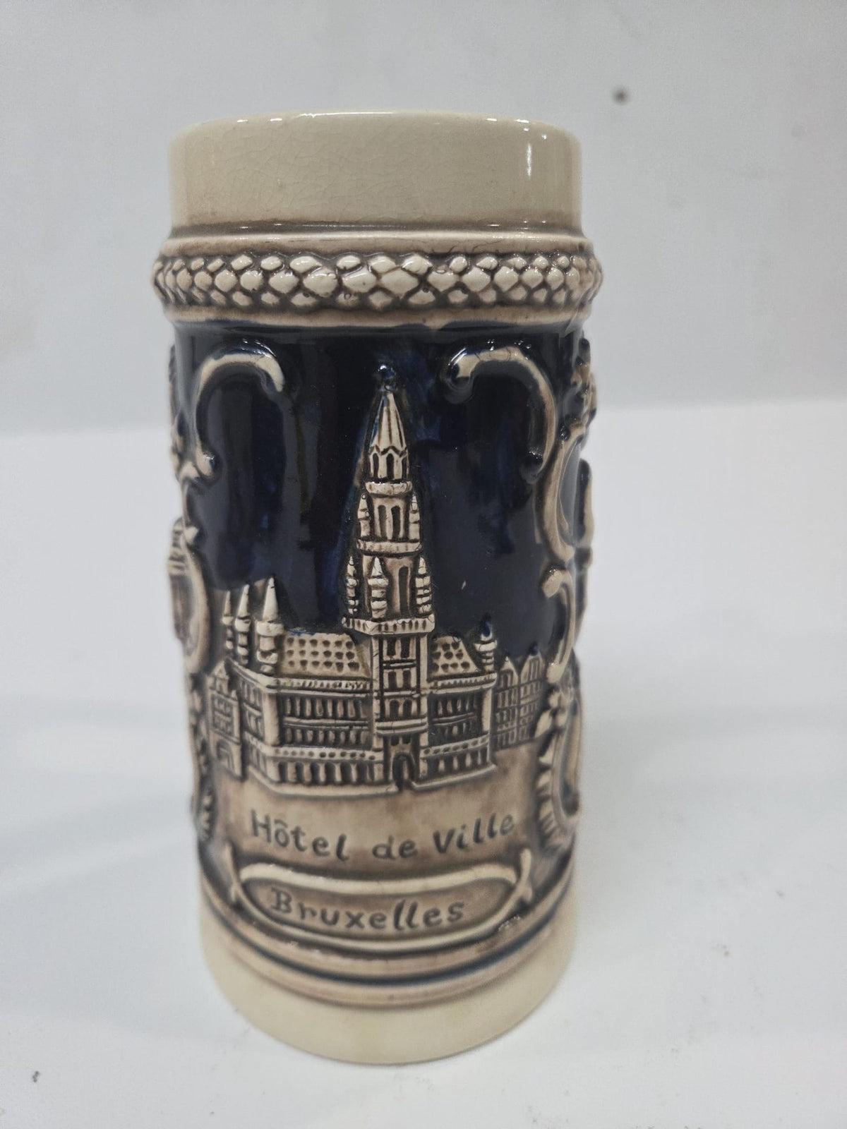 Jarra de Cerveza Alemana / Belga de Cerámica en Relieve - Souvenir de Bruselas (Manneken Pis, Palais de Justice y Hôtel de Ville)