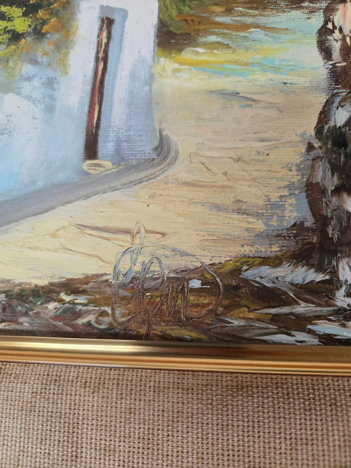 Cuadro al Óleo Paisaje Rural Mediterráneo – Casa Blanca Tradicional con Marco de Madera (45 x 52 cm)