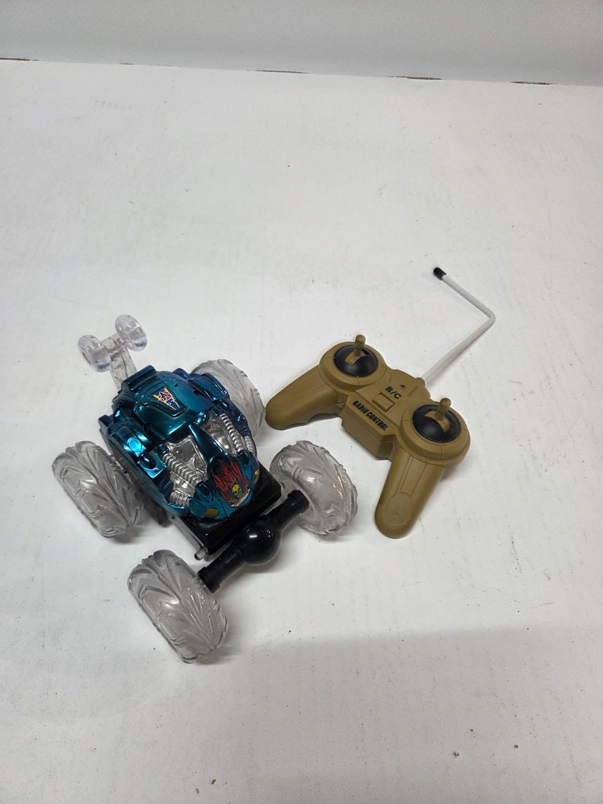 Coche Acrobático Teledirigido R/C con Luces LED y Música - Mini Stunt