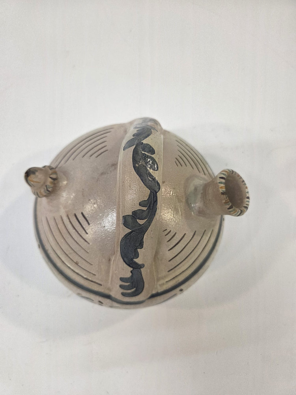 Botijo Antiguo de Cerámica Artesanal de Segorbe – Firmado V. Gil (18 cm)