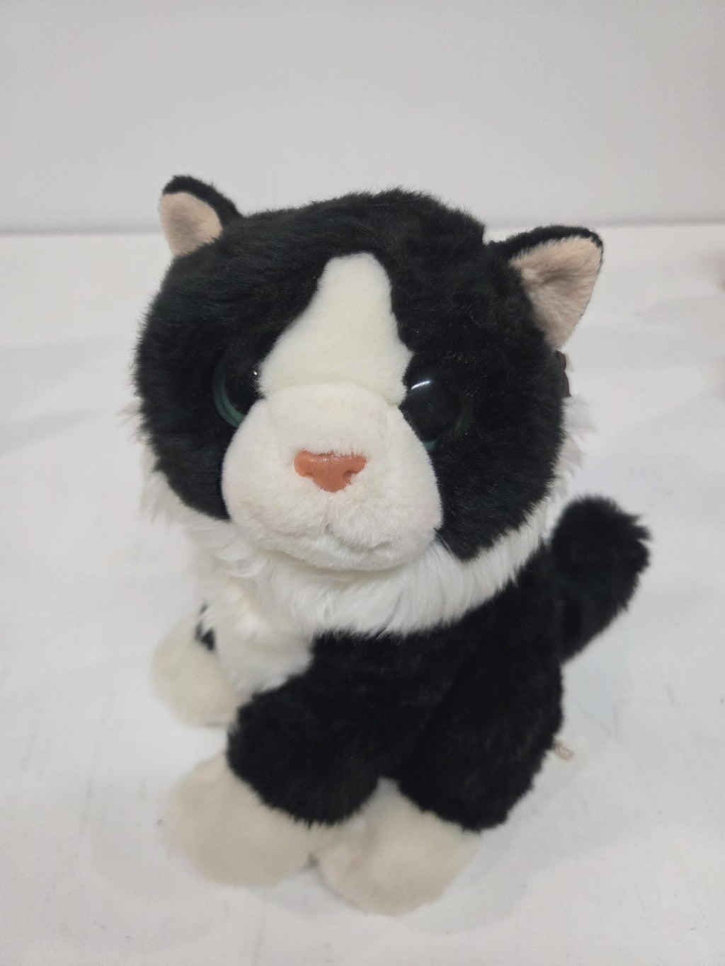 Peluche de Gato Blanquinegro Tipo Esmoquin – Posh Paws (20 cm)