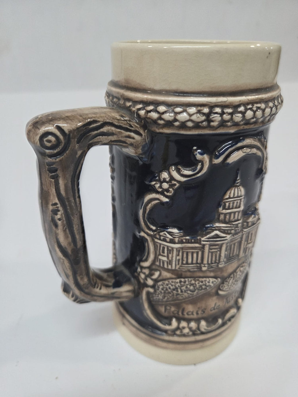 Jarra de Cerveza Alemana / Belga de Cerámica en Relieve - Souvenir de Bruselas (Manneken Pis, Palais de Justice y Hôtel de Ville)