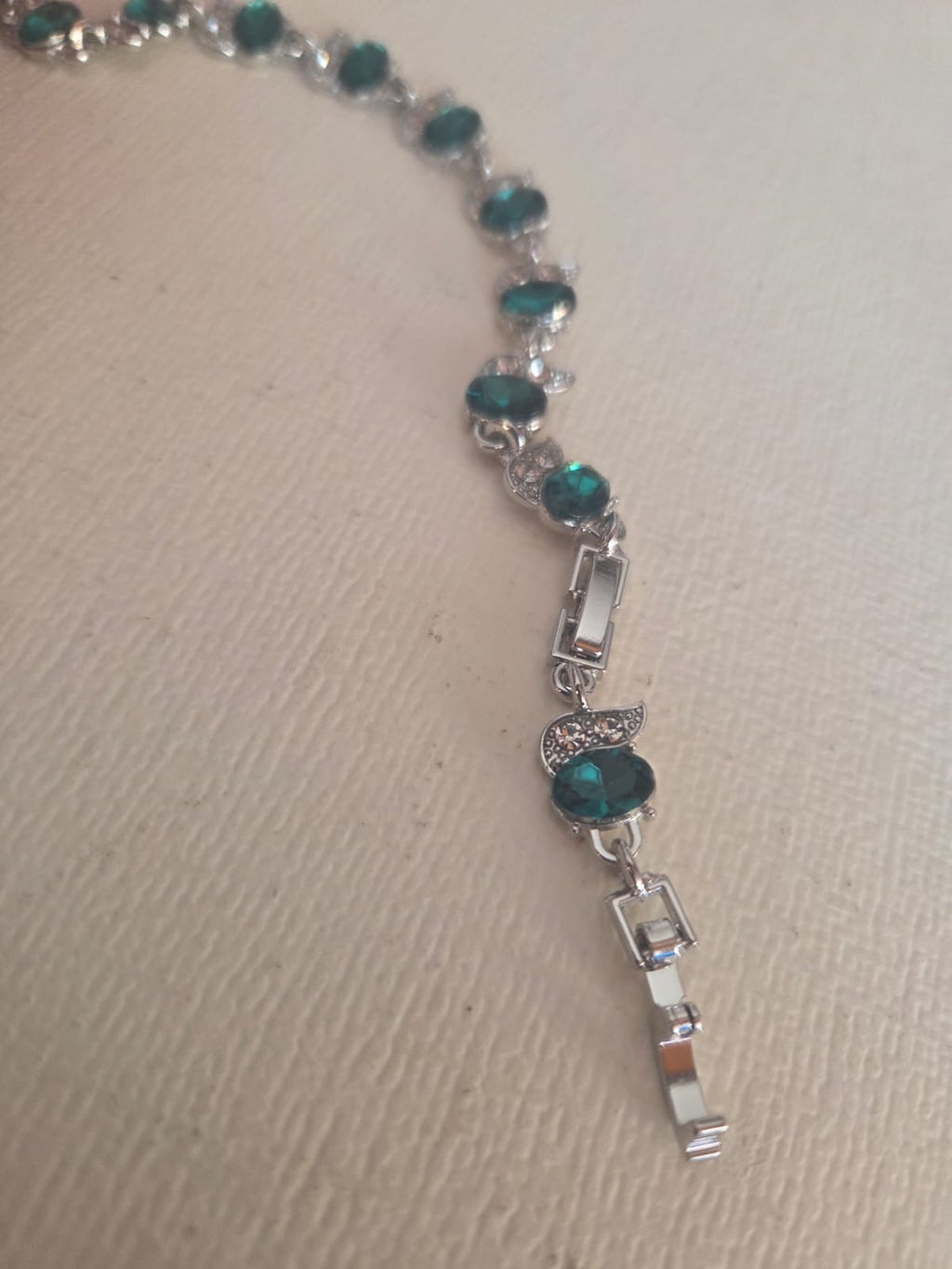 Pulsera Elegance de Cristales Ovalados en Verde Esmeralda y Plateado
