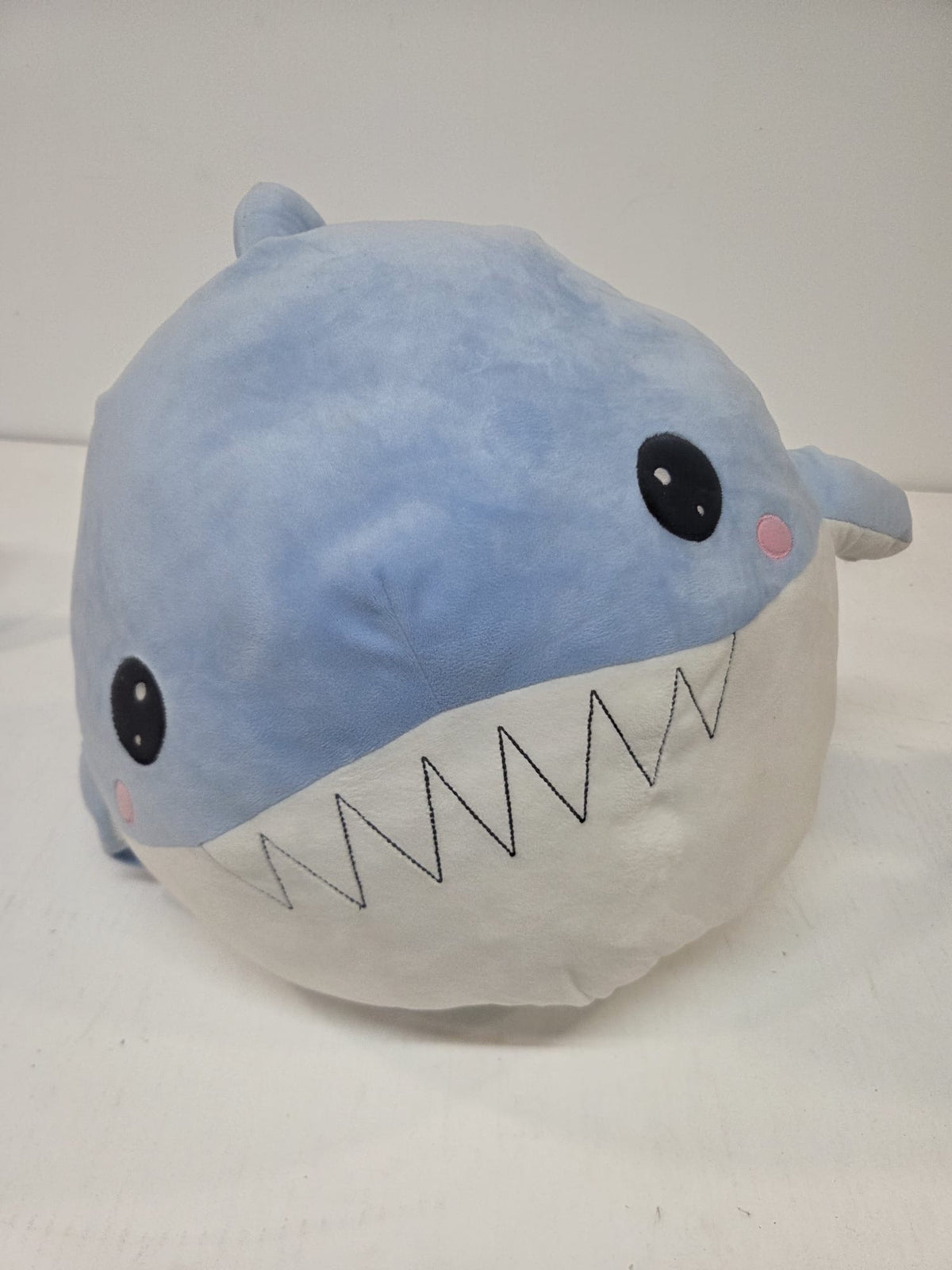 Peluche de Tiburón Azul Redondo (Estilo Kawaii)