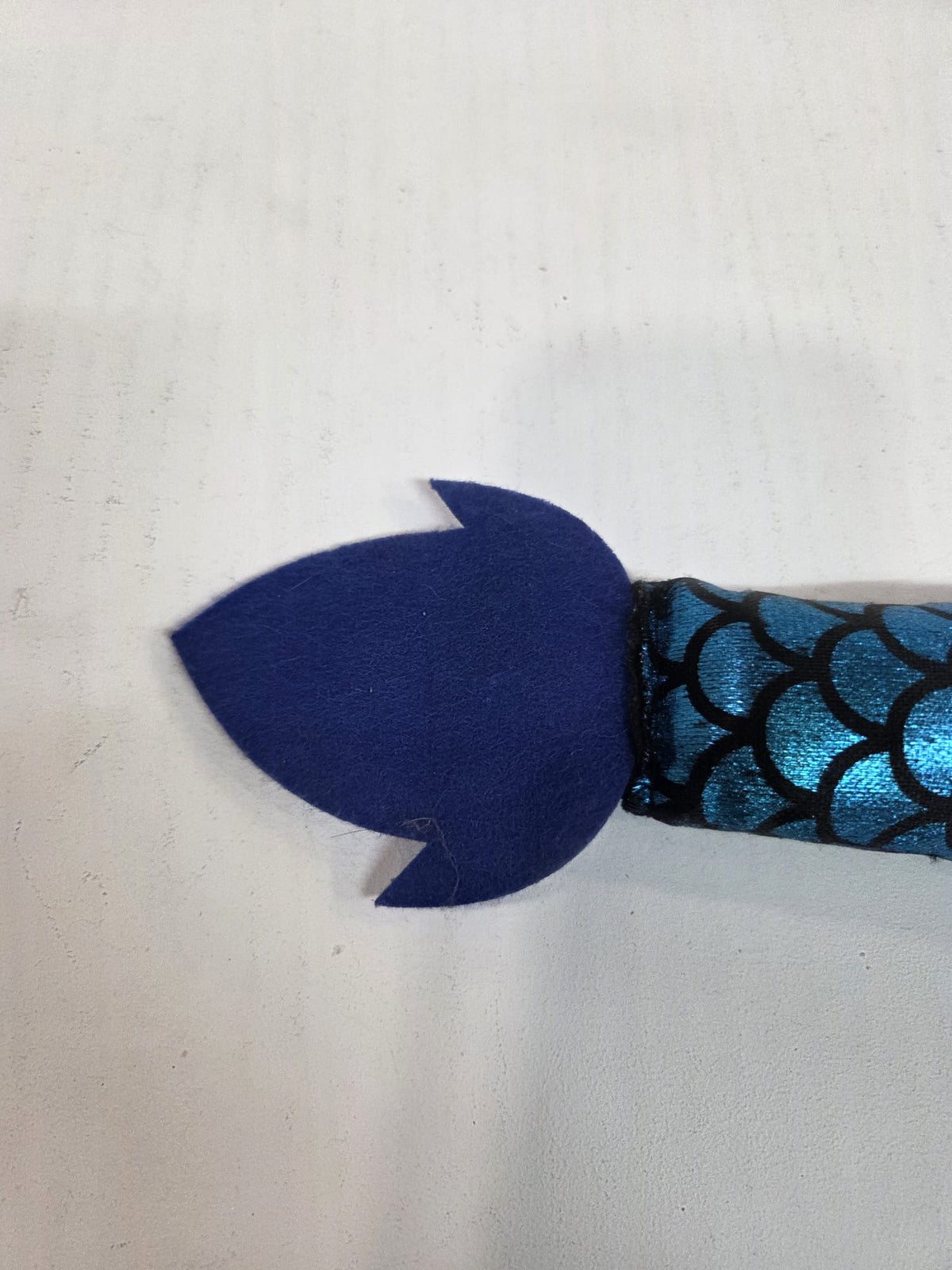 Cola de Sirena de Disfraz Ajustable – Cola Azul Brillante con Escamas (Aproximadamente 25 cm)