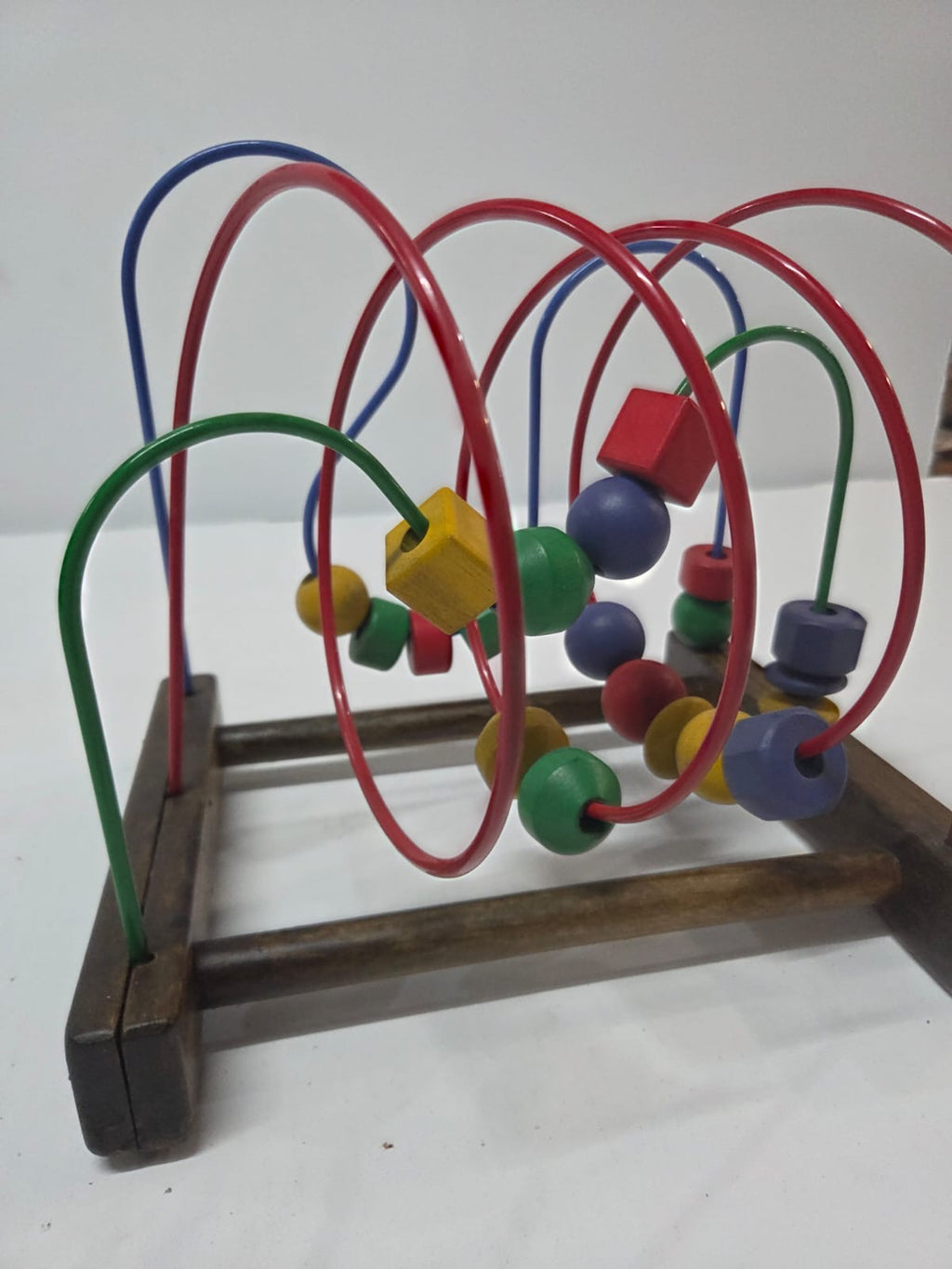 Juguete de Motricidad Fina / Laberinto de Cuentas de Madera Didáctico para Bebés y Niños