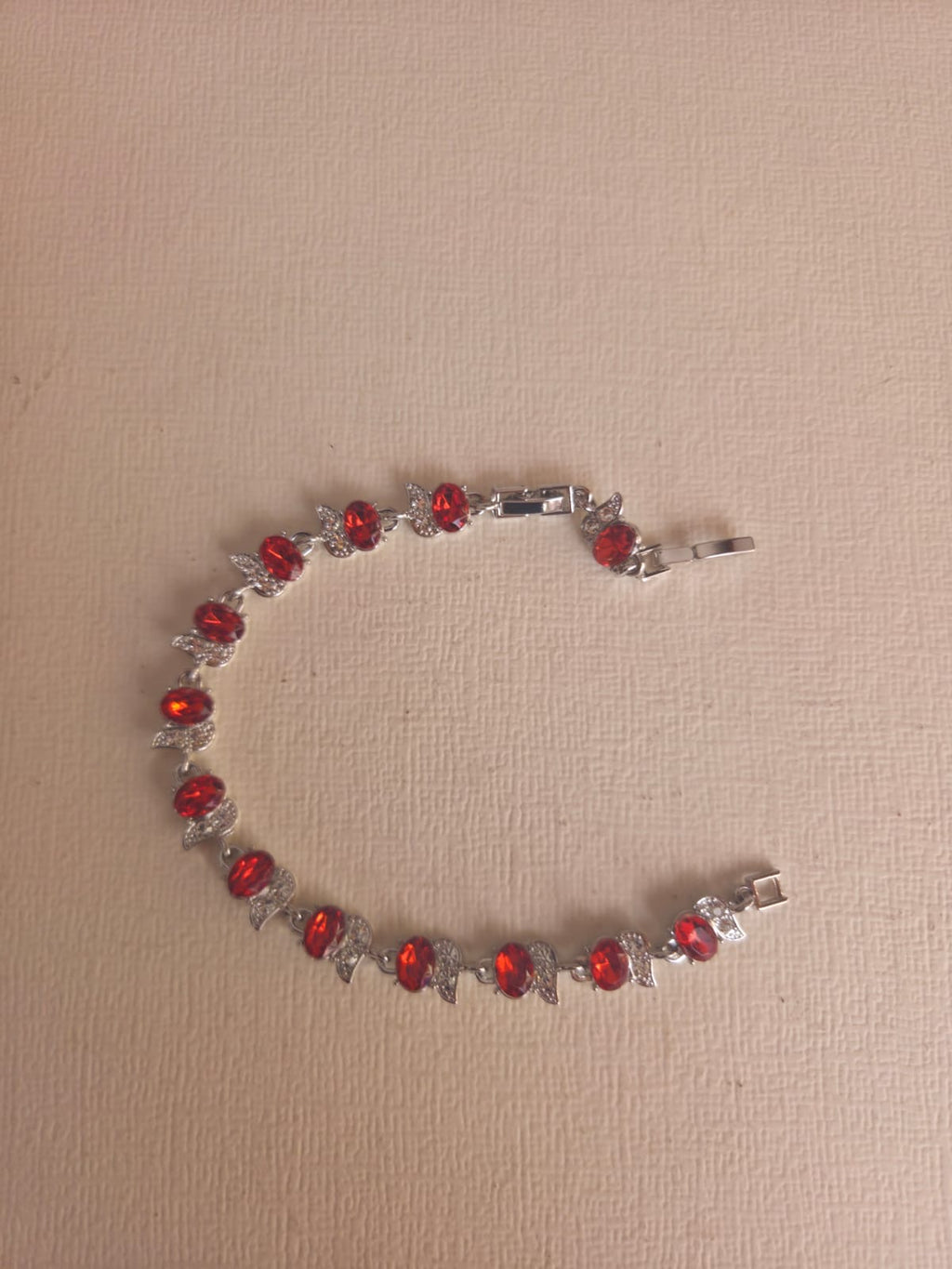 Pulsera Elegance de Cristales Ovalados en Rojo Rubí y Plateado