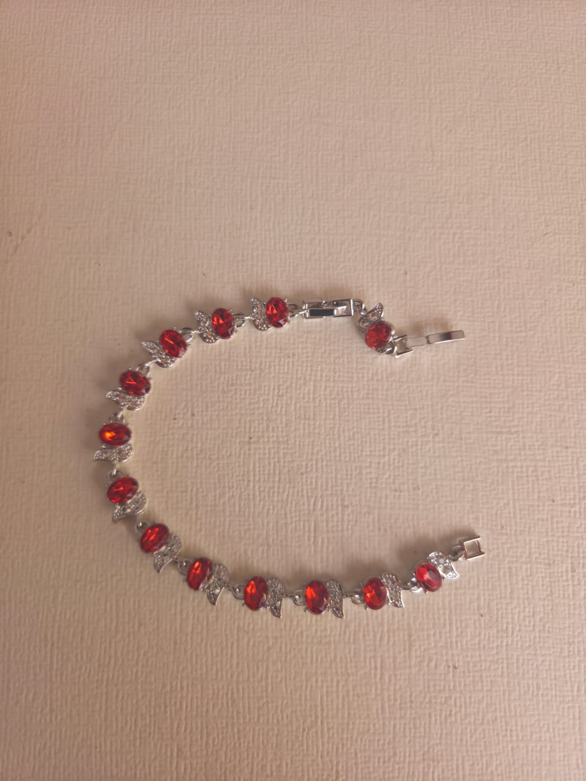 Pulsera Elegance de Cristales Ovalados en Rojo Rubí y Plateado