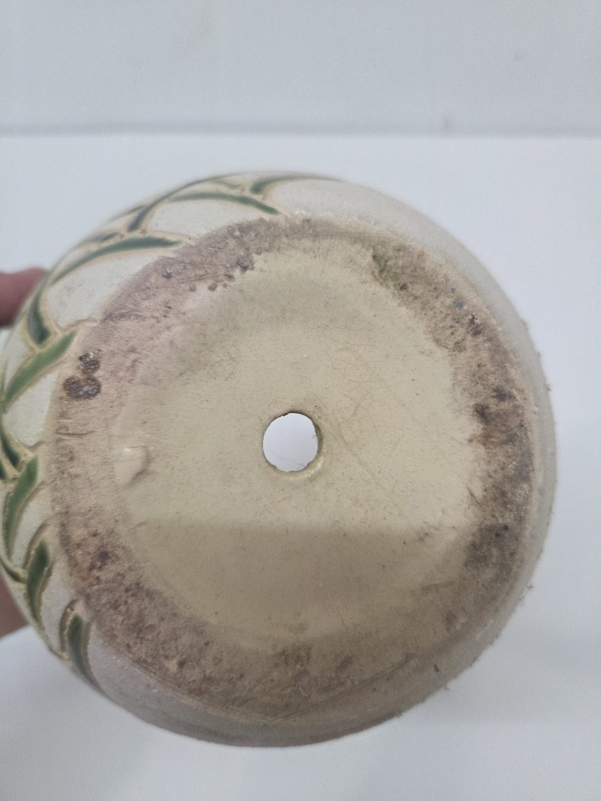 Maceta Artesanal de Cerámica con Flores en Relieve