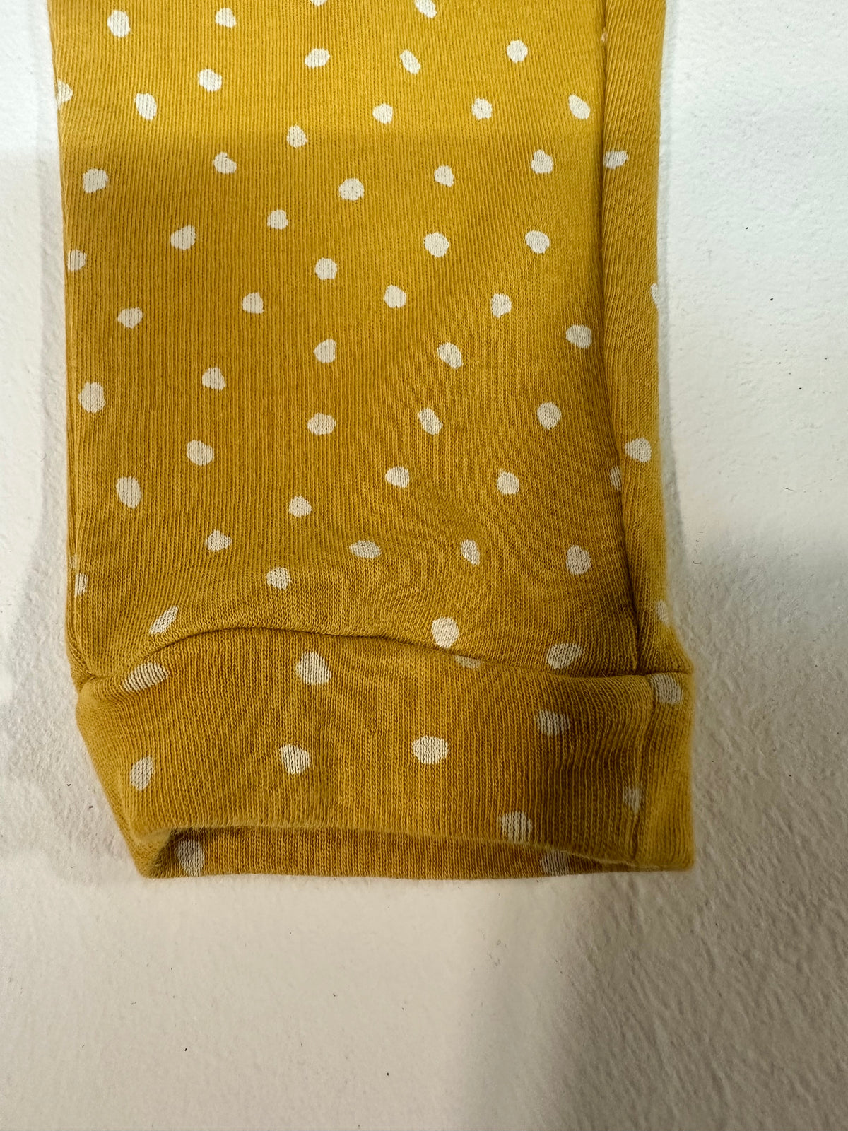 Leggings / Pantalón de bebé mostaza con lunares blancos (Talla aprox. 6-12 meses)