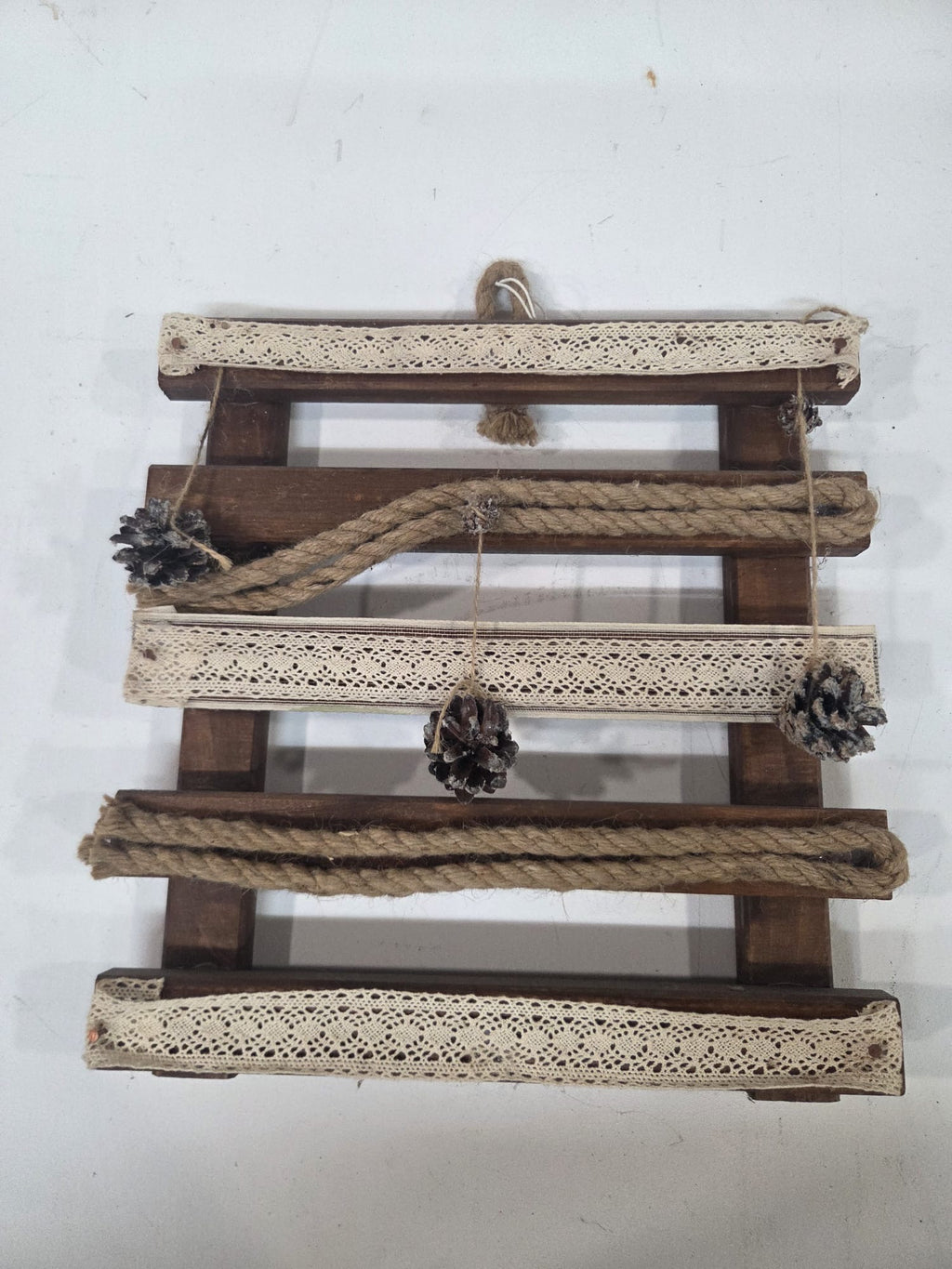 Adorno de Pared Rústico de Madera, Cuerda de Yute y Piñas (Estilo Rústico / Navideño)
