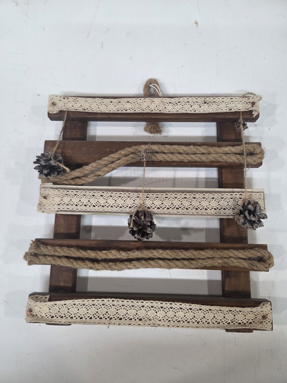 Adorno de Pared Rústico de Madera, Cuerda de Yute y Piñas (Estilo Rústico / Navideño)
