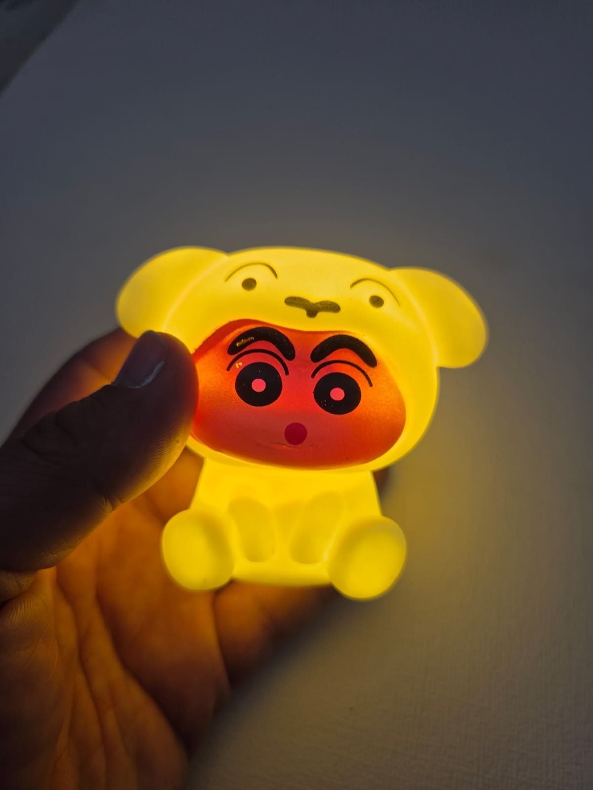 Lámpara de Noche LED Shin-Chan Disfraz Nevado | Luz Quitamiedos Infantil y Coleccionable