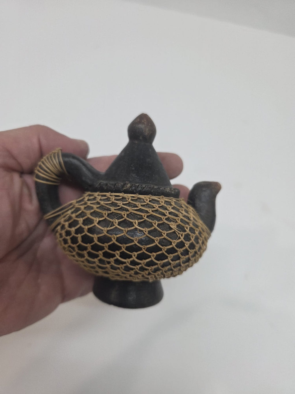 Tetera Artesanal Miniatura de Barro Negro y Red de Fibra Natural – Pieza Etno-Decorativa