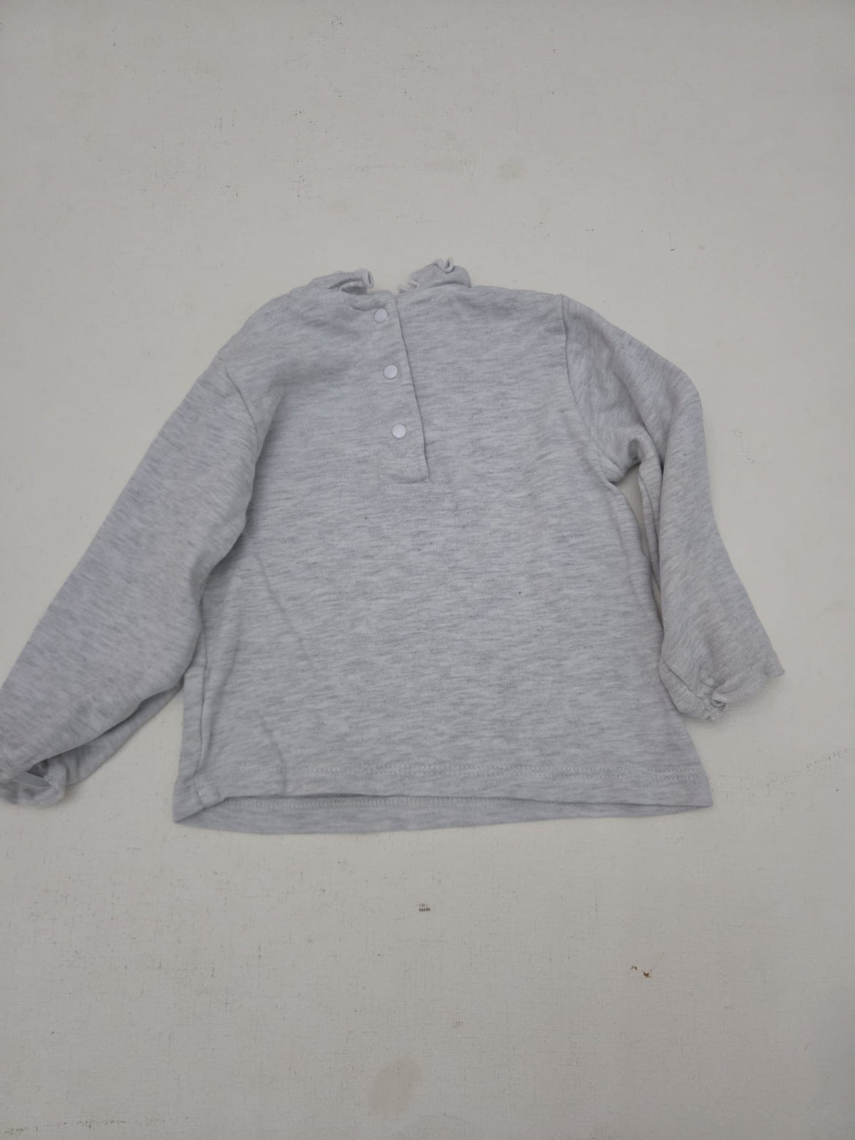 Camiseta / Top de Manga Larga Gris con Cuello Volado