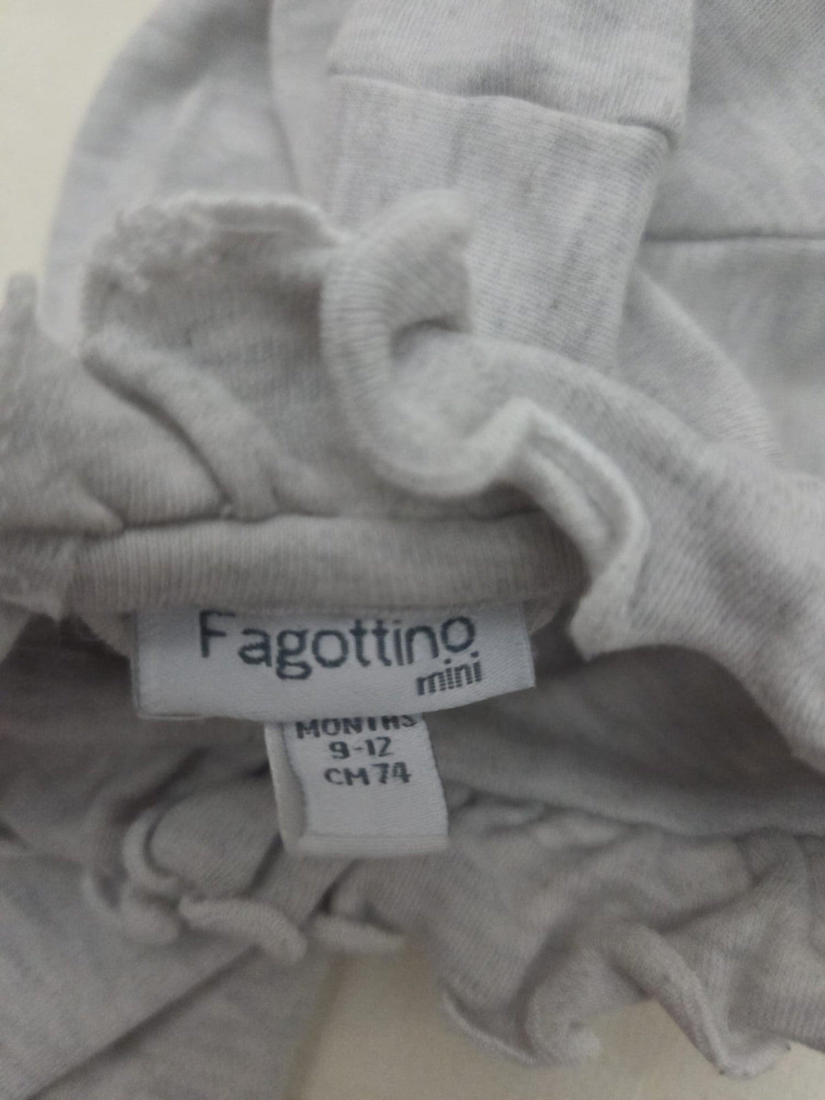 Camiseta / Top de Manga Larga Gris con Cuello Volado