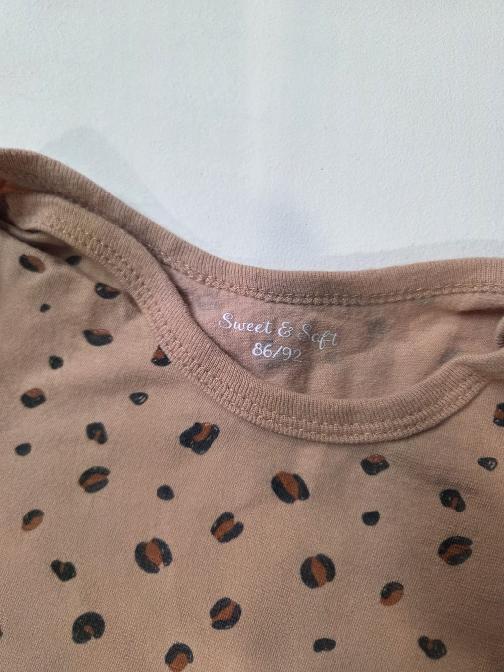 Body de bebé manga corta beige con estampado animal print – Talla 86/92 (Sweet & Soft)